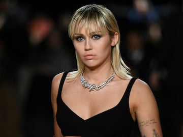Miley Cyrus sorprende al modelar en la Semana de la Moda de Nueva York