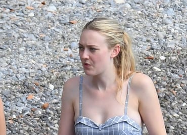 Dakota Fanning cautiva con traje de baño retro en playa de Italia