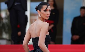 Bella Hadid enamora Cannes con lujoso vestido de corsé nude