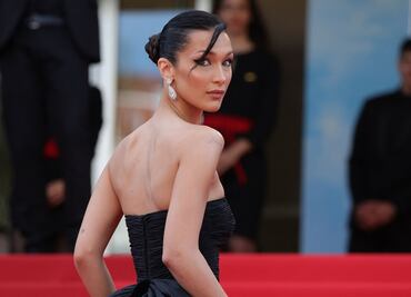Bella Hadid enamora Cannes con lujoso vestido de corsé nude