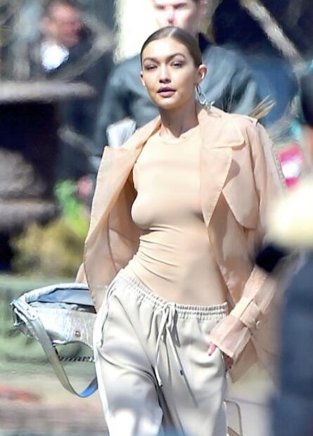 Gigi Hadid 'altera' Nueva York con prendas nude y braless