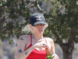 Miley Cyrus presume abdomen plano con top deportivo en LA