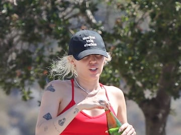 Miley Cyrus presume abdomen plano con top deportivo en LA