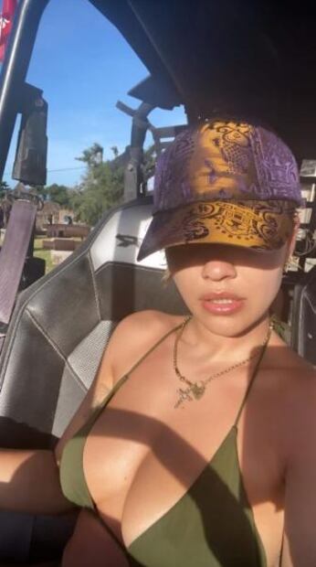 Rita Ora presume curvas con su traje de baño más revelador 