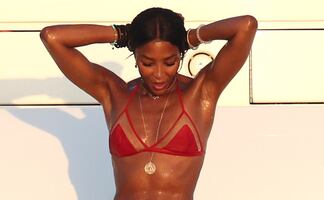 Naomi Campbell presume figura de infarto con bikini rojo a los 54 años