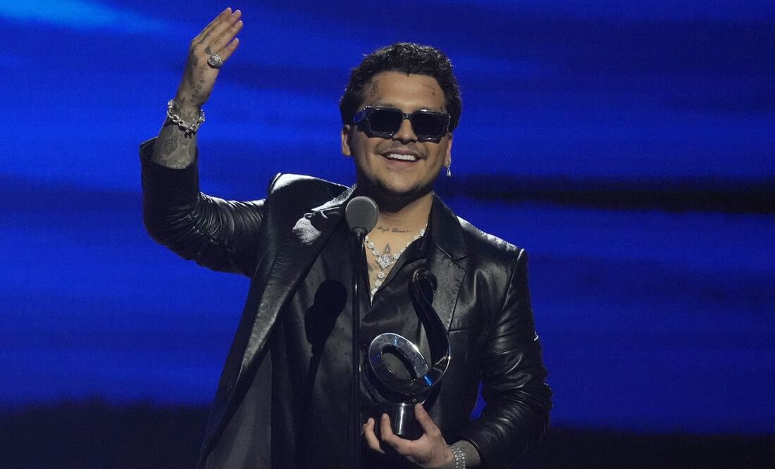 “No le da vergüenza”. Christian Nodal, en pleno escándalo, celebra el día del padre con su hija Inti. Foto: AP