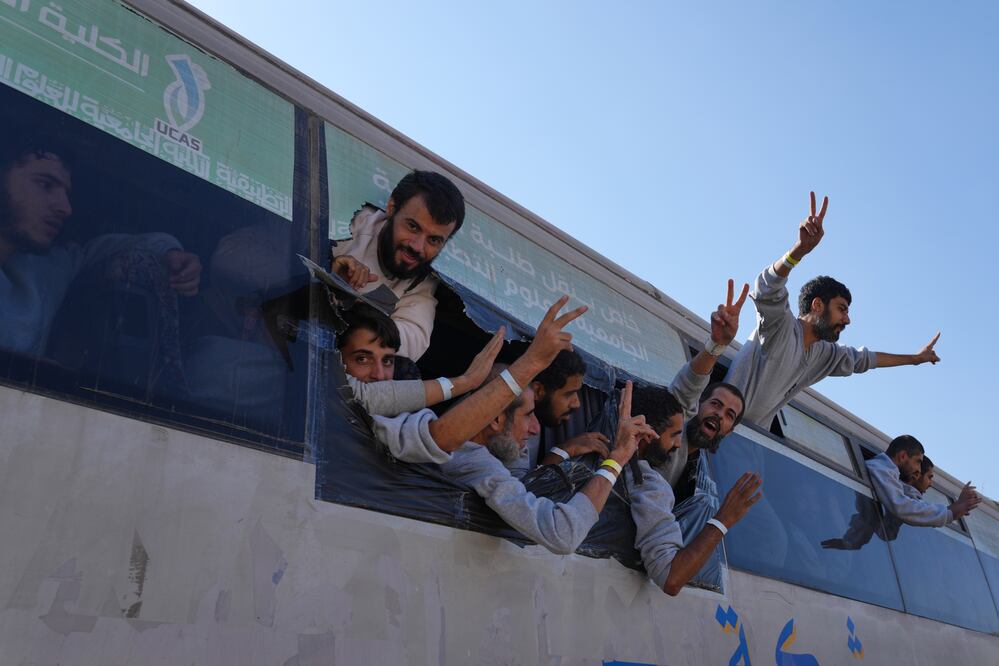 “De regreso a casa”: Israel celebra la liberación de los últimos rehenes tras dos años de cautiverio en Gaza. (AP Photo/Jehad Alshrafi)