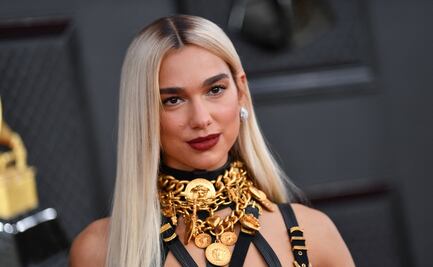 Dua Lipa arrasa en los Grammy con vestido de arnés de Versace 