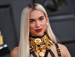 Dua Lipa arrasa en los Grammy con vestido de arnés de Versace