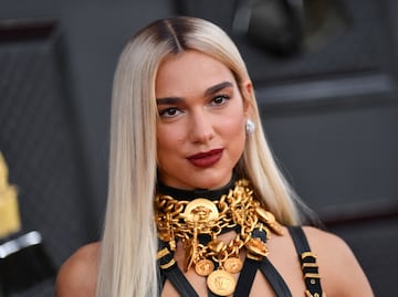 Dua Lipa arrasa en los Grammy con vestido de arnés de Versace