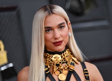 Dua Lipa arrasa en los Grammy con vestido de arnés de Versace