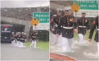 Marines uniformados ayudan a mujer varada por lluvias en EU
