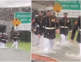 Marines uniformados ayudan a mujer varada por lluvias en EU