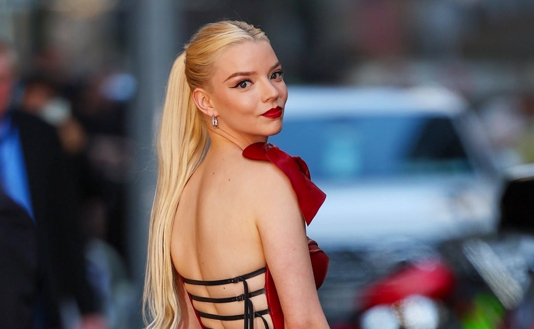 Al estilo Katy Perry, Anya Taylor-Joy usa su vestido más atrevido sin lencería. Foto: The Grosby Group