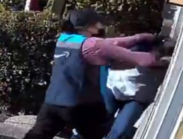 Video. Repartidora de Amazon golpea a mujer que esperaba paquete
