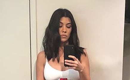 Kourtney Kardashian presume abdomen de impacto con crop top
