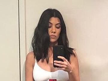 Kourtney Kardashian presume abdomen de impacto con crop top
