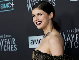 Alexandra Daddario conquista con vestido de transparencias y escote