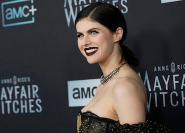 Alexandra Daddario conquista con vestido de transparencias y escote