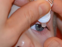 FDA alerta por contaminación en medicamento para ojos que puede causar ceguera