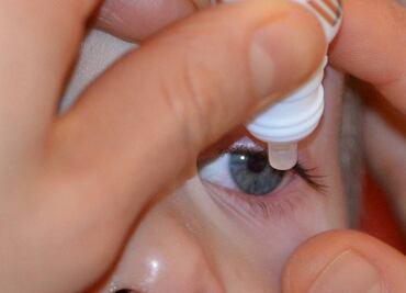 FDA alerta por contaminación en medicamento para ojos que puede causar ceguera
