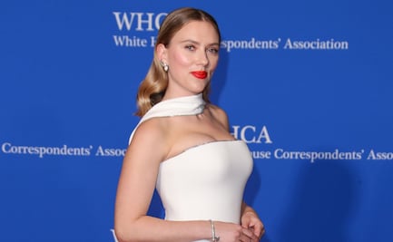 Scarlett Johansson luce como 'diosa' con espectacular vestido blanco strapless