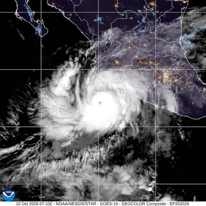 Huracán Simón, categoría 4, se aproxima a las costas de Jalisco y Colima. Foto: (Oficina Nacional de Administración Oceánica y Atmosférica vía AP)