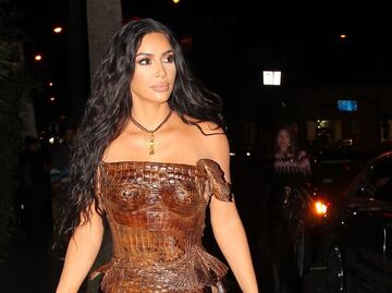 Kim Kardashian posa en lencería y lo presume con 'selfies' en IG