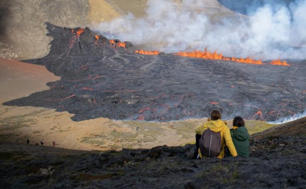 Volcán en Islandia entra en erupción