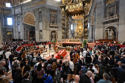 La capilla donde reside el difunto papa Francisco atrae a multitudes antes del funeral 