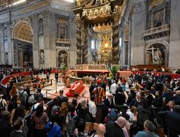 La capilla donde reside el difunto papa Francisco atrae a multitudes antes del funeral