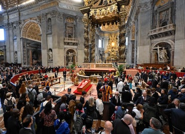 La capilla donde reside el difunto papa Francisco atrae a multitudes antes del funeral