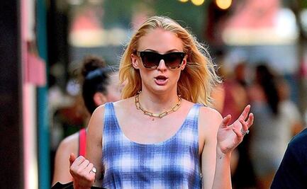 Sophie Turner cautiva con pantalones de cuero en Los Ángeles