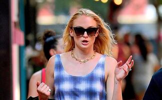 Sophie Turner cautiva con pantalones de cuero en Los Ángeles