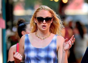 Sophie Turner cautiva con pantalones de cuero en Los Ángeles