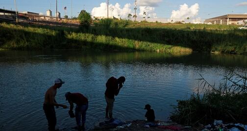 Madre migrante y su pequeño hijo mueren ahogados al intentar cruzar a EU