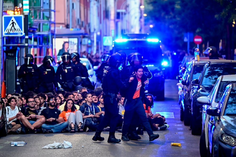 VIDEOS. Protestas y tensión en Madrid por el desalojo de Maricarmen, de 87 años: ¡No está sola! EFE/ Fernando Villar