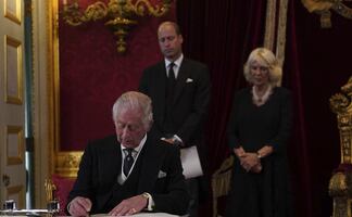 Carlos III es proclamado rey; promete seguir el legado de Isabel II