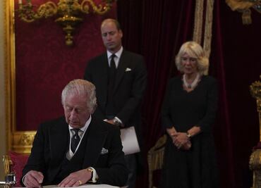 Carlos III es proclamado rey; promete seguir el legado de Isabel II