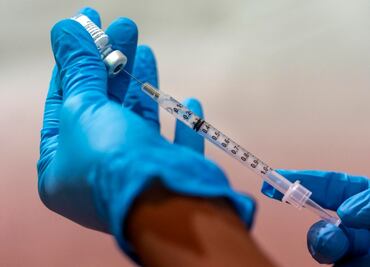 Hombre se vacunó 5 veces; usó Pfizer, AstraZeneca y más