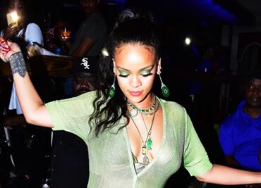 Rihanna presume 'bikini body' con sesión de fotos en Instagram