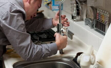 Trabaja como plomero en Consulado de EU en Guadalajara y gana $275,000 al año