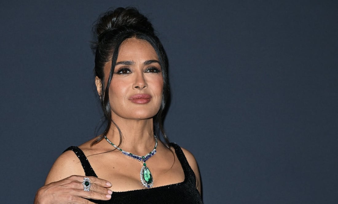 Salma Hayek presume silueta de sirena con elegante vestido ‘busty neckline’ en Cannes. FOTO: AFP