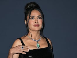 Salma Hayek presume silueta de sirena con elegante vestido ‘busty neckline’ en Cannes