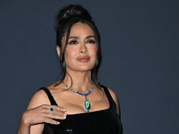 Salma Hayek presume silueta de sirena con elegante vestido ‘busty neckline’ en Cannes