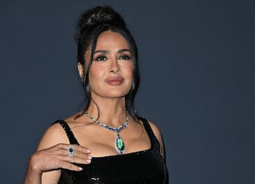 Salma Hayek presume silueta de sirena con elegante vestido ‘busty neckline’ en Cannes