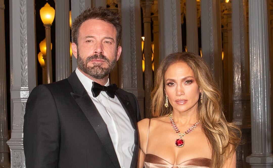 Jennifer Lopez presume belleza eterna y sensualidad con vestido traslúcido. Foto: Shutterstock vía Grosby