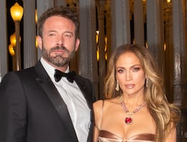 Jennifer Lopez presume belleza eterna y sensualidad con vestido traslúcido