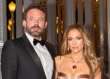 Jennifer Lopez presume belleza eterna y sensualidad con vestido traslúcido