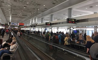 Alarma mujer sin ropa deambulando por el aeropuerto de Denver 